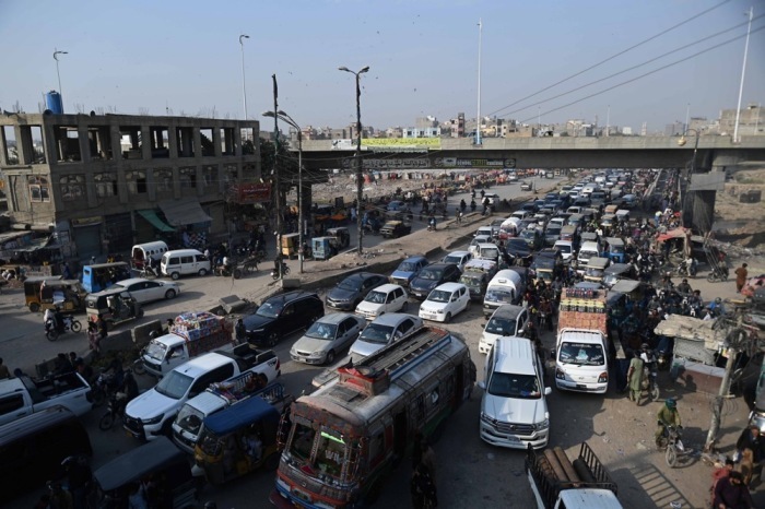 Dichter Verkehr in Karachi: Pendler stecken im Berufsverkehr fest, während die Metropole im Alltag an ihre Grenzen stößt. Foto: epa/Shahzaib Akber