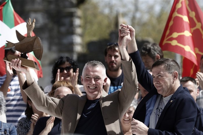 Arnaldo Otegi (R), Generalsekretär der baskischen Pro-Unabhängigkeits-Partei EH Bildu, und Declan Kearney (C), Vorsitzender der irischen Sinn Fein Partei. Foto: EPA-EFE/Jesus Diges