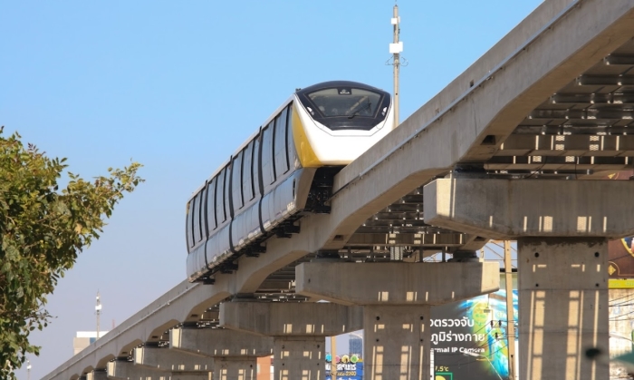 Bild der MRT Yellow Line, die zwischen der Station Si-Nut und der Station Srinakarin 38 getestet wird. Foto: Wikimedia/Tarmashiba