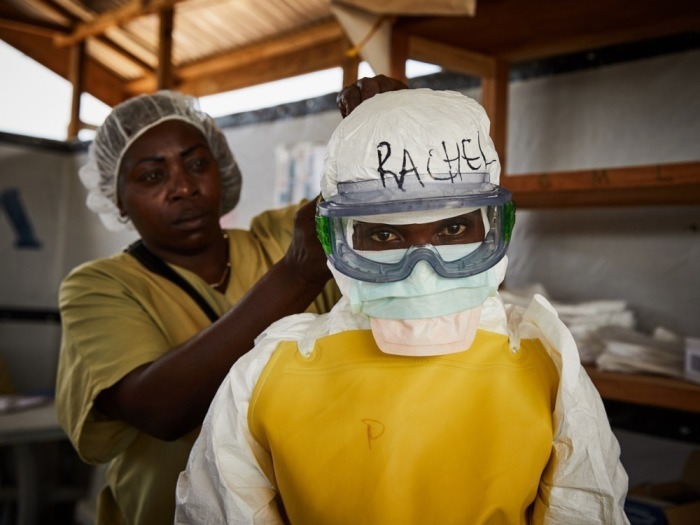 Eine Krankenpflegerin zieht während der Ebola-Krise in der Demokratischen Republik Kongo Schutzkleidung an. Foto: EPA/Hugh Kinsella Cunningham