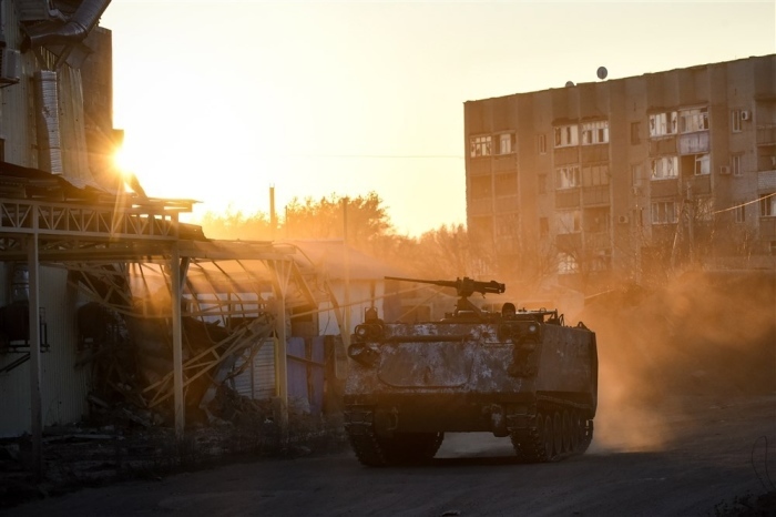 Ein Kampfpanzer fährt durch die zurückeroberte Stadt Lyman in der Region Donezk im Osten der Ukraine. Foto: epa/Oleg Petrasyuk