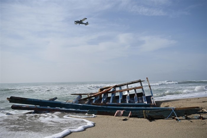 Nach dem tödlichen Schiffsunglück von Migranten vor der süditalienischen Küste wurden Trümmer an den kalabrischen Strand gespült. Foto: epa/Carmelo Imbesi