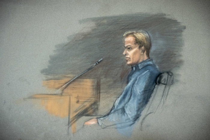 Gerichtszeichnung zeigt Marius Borg Høiby im Osloer Prozess, in dem er sich wegen schwerer Vorwürfe wie Vergewaltigung und Missbrauch verantworten muss. Foto: Ane Hem/Ntb/dpa