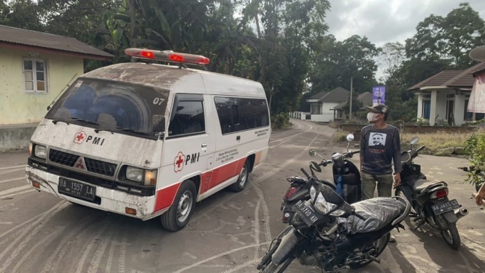 Das regionale Amt für Katastrophenschutz in Agam (BPBD) zeigt einen Krankenwagen, der nach dem Ausbruch des Marapi in Nagari Lasi unterwegs ist. Foto: epa/Bpbd Agam