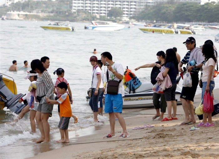 Chinesische Gruppentouristen in Pattaya vor dem Ausbruch der Pandemie. Foto: epa/Rungroj Yongrit