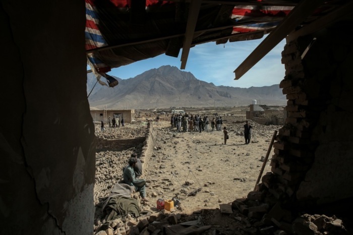 Menschen begutachten beschädigte Häuser nach mutmaßlichen pakistanischen Luftangriffen in Kabul. Mehrere Menschen wurden getötet und verletzt. Foto: epa/Samiullah Popal