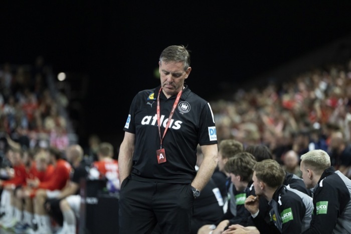 Bundestrainer Alfred Gislason verfolgt das Länderspiel der deutschen Handballer gegen Dänemark in Kopenhagen aufmerksam. Foto: epa/Claus Bech
