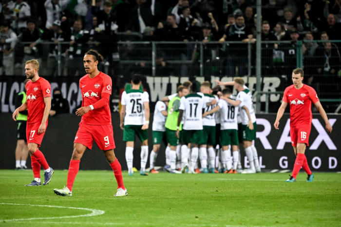 Der Leipziger Yussuf Poulsen (2-L) und seine Mannschaftskameraden reagieren auf den 3:1-Siegtreffer der Mönchengladbacher in der Bundesliga. Foto: epa/Sascha Steinbach