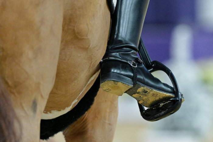 Beim Internationalen Festhallen-Reitturnier in Frankfurt ist der Reitstiefel mit Spore im Steigbügel zu sehen. Foto: dpa/Uwe Anspach