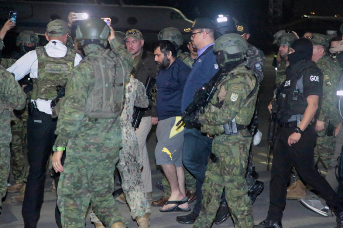 Drogenboss Jose Adolfo Macias Villamar alias Fito wird nach seiner Festnahme von Sicherheitskräften in Guayaquil begleitet. Foto: dpa/Joffre Flores/ap