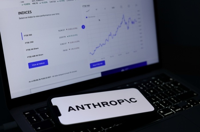 Das Logo des KI-Unternehmens Anthropic auf einem Smartphone vor einer Börsengrafik. Mehrere führende KI- und Technologieunternehmen bereiten ihren Börsengang vor. Foto: EPA/Adam Vaughan