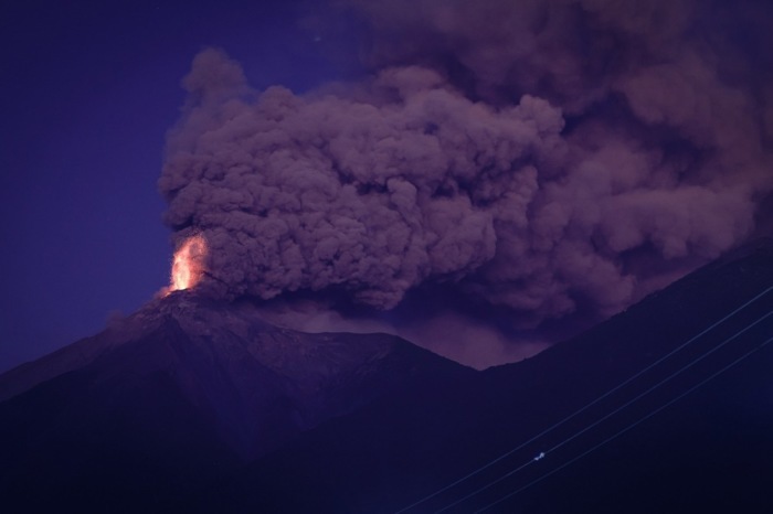 Der Vulkan Fuego während eines Ausbruchs in der Morgendämmerung in Alotenango. Foto: epa/Stringer