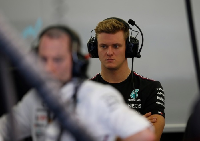 Mick Schumacher blickt während der Formel-1-Testfahrten 2023 auf dem Bahrain International Circuit in Sakhir ins Fahrerlager. Foto: Ali Haider/epa/dpa