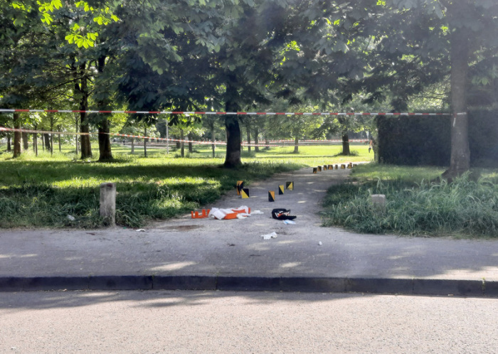 Markierungen der Polizei dokumentieren den Tatort in einem abgesperrten Bereich im Böcking-Park. Foto: Sascha Thelen/dpa