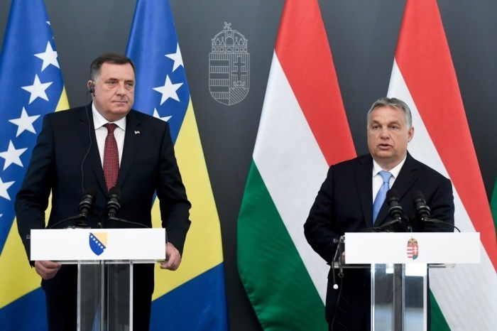 Der Präsident von Bosnien und Herzegowina, Milorad Dodik (L), gibt eine gemeinsame Pressekonferenz mit dem ungarischen Ministerpräsidenten Viktor Orban (R) nach ihren Gesprächen im Büro des Ministerpräsidenten in B... Foto: epa/Szilard Koszticsak