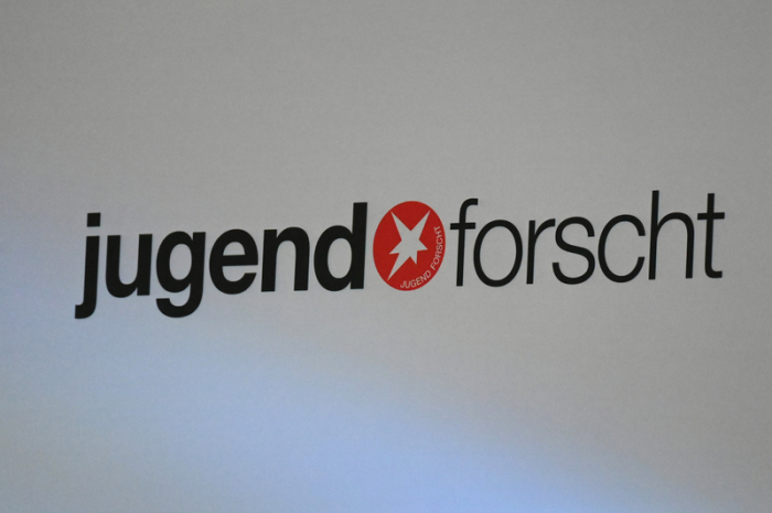 Das Logo des Schüler- und Jugendwettbewerbs «Jugend forscht» steht an einer Pressewand in Hamburg. Foto: David Hammersen/dpa