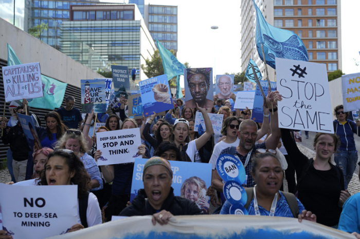 Demonstranten tragen Transparente und Fahnen während eines Protestes vor dem Veranstaltungsort der UN-Ozeankonferenz. Foto: Armando Franca