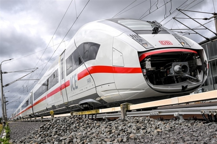 Der Intercity-Express ICE 4 für den deutschen Hochgeschwindigkeitsverkehr auf einem Wartungsgleis an der Teststrecke von Siemens Mobility in Wegberg. Foto: epa/Sascha Steinbach