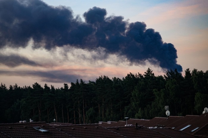 Rauch steigt nach einem ukrainischen Drohnenangriff nahe Domodedowo in der russischen Region Moskau auf. Foto: EPA/Stringer