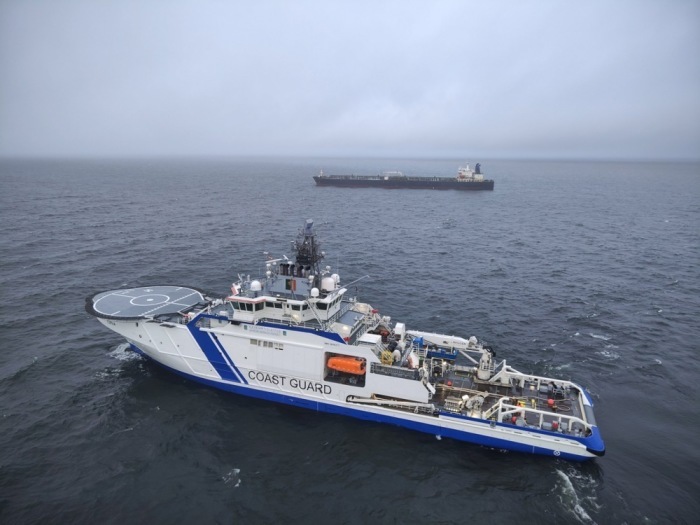 Grenzschutzschiff und Tanker Eagle S vor der Halbinsel Porkkalanniemi, Finnland. Foto: epa/Handout Handout