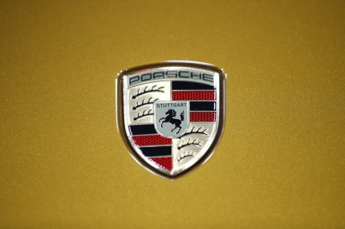 Das Porsche-Logo auf einem Fahrzeug bei der Bangkok International Motor Show 2025 in Nonthaburi. Foto: EPA/Rungroj Yongrit