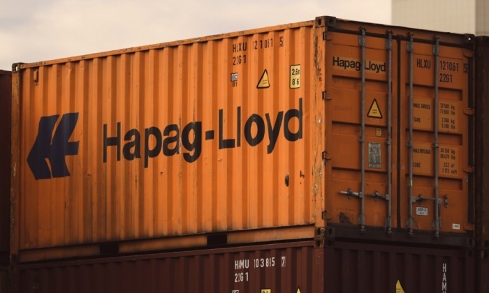Container von Hapag-Lloyd im Hafen von Bremen stehen für globalen Handel und Logistik. Foto: epa/Focke Strangmann