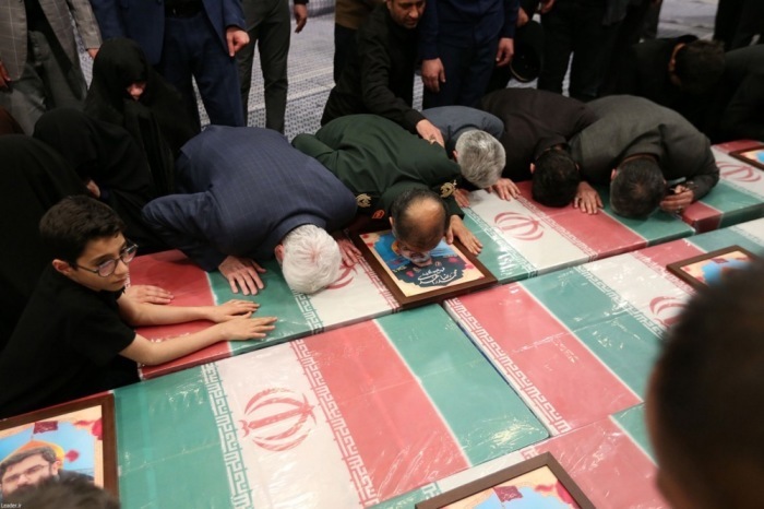 Der oberste iranische Führer Khamenei leitet das Gebet vor dem Begräbnis der IRGC-Mitglieder. Foto: epa/Iranisches BÜro Des Supreme Leader