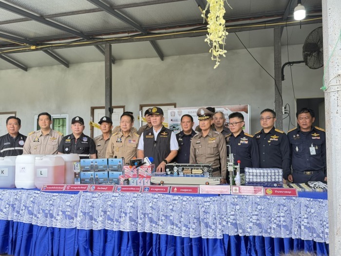 Justizminister Pol. Lt. Gen. Rutthaphon Naowarat und Vertreter mehrerer Behörden präsentieren sichergestellte Beweismittel bei der Pressekonferenz in Nong Pla Lai. Bild: TMN.TV