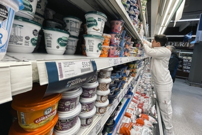 Leute kaufen in einem Supermarkt in Buenos Aires ein. Archivfoto: epa/Juan Ignacio Roncoroni