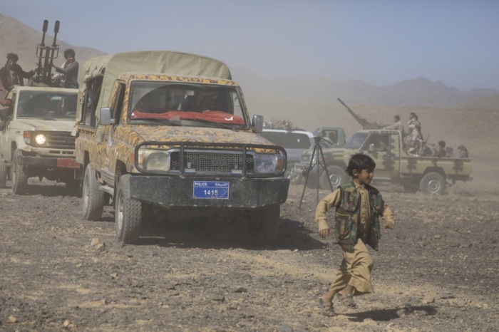Ein Junge geht an Fahrzeugen mit Maschinengewehren vorbei, während einer Anti-USA- und Anti-Israel-Kundgebung, die weitere Houthi-Kämpfer mobilisiert. Foto: EPA-EFE/Yahya Arhab