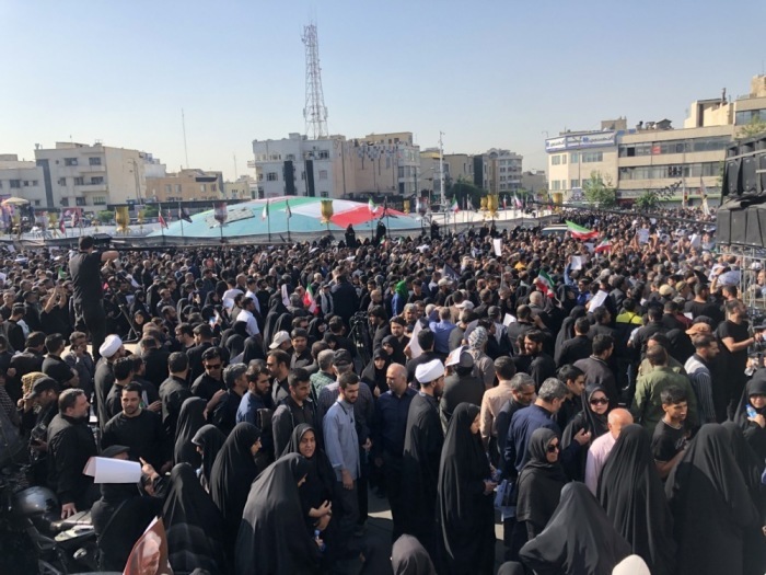 Im Iran findet ein Trauerzug für den verstorbenen Präsidenten Ebrahim Raisi statt. Foto: epa/Abedin Taherkenareh