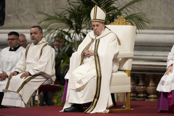 Papst Franziskus (M) sitzt vor der Feier der Chrisammesse im Petersdom. Mit der Chrisammesse leitet der Papst die Feierlichkeiten zum Osterfest ein. Foto: Andrew Medichini/Ap/dpa