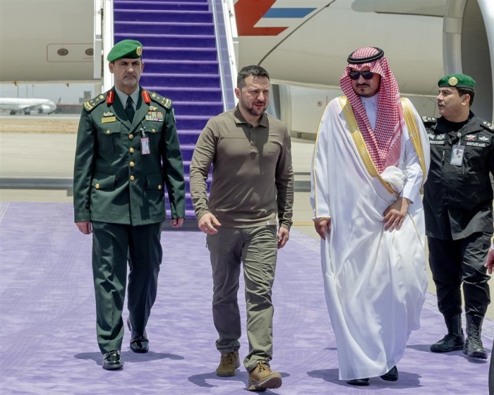 Prinz Badr bin Sultan bin Abdulaziz Al Saud (R) begrüßt den ukrainischen Präsidenten Volodymyr Zelensky bei seiner Ankunft zum 32. Gipfeltreffen der Arabischen Liga in Jeddah. Foto: epa/Saudi Press Agency Handout