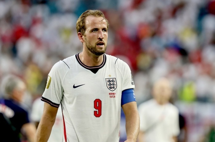 Englands Kapitän Harry Kane verlässt nach dem 2:1-Sieg gegen Norwegen im WM-Viertelfinale den Platz. Foto: Ronald Wittek/epa