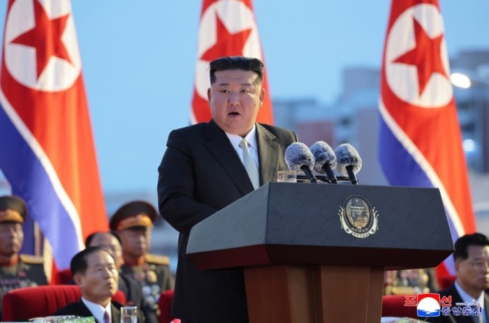 Kim Jong Un spricht in Pjöngjang bei Feierlichkeiten zum 80. Jahrestag der Befreiung Koreas von der japanischen Kolonialherrschaft. Foto: epa/Kcna