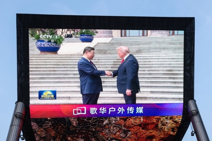 Ein Bildschirm zeigt Chinas Präsident Xi Jinping und US-Präsident Donald Trump beim Treffen in Peking. Foto: EPA/Wu Hao
