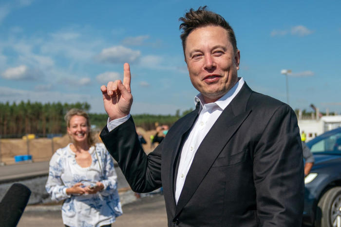 Elon Musk, CEO von Tesla und SpaceX, gibt eine Erklärung ab. Foto: epa/Alexander Becher
