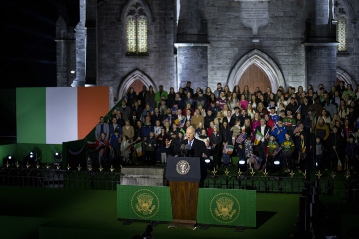 US-Präsident Biden besucht die Stadt seiner irischen Vorfahren, Ballina. Foto: epa/Tolga Akmen