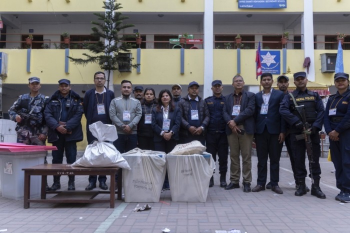 Nepalesische Polizisten posieren mit Wahlurnen nach Ende der Stimmabgabe bei den Parlamentswahlen in Kathmandu nach Regierungskrise 2025. Foto: epa/Narendra Shrestha