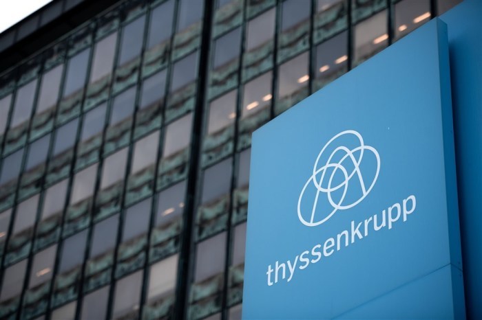 Das Logo von thyssenkrupp auf einem Schild vor dem Gebäude der Thyssenkrupp Steel Europe AG, einem zukünftigen Hersteller von 
