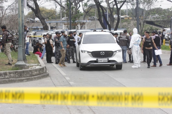 Polizisten untersuchen das mit Einschusslöchern übersäte Fahrzeug, in dem der ecuadorianische Staatsanwalt Cesar Suarez in einem Gebiet nördlich von Guayaquil ermordet aufgefunden wurde. Foto: epa/Jonathan Miranda