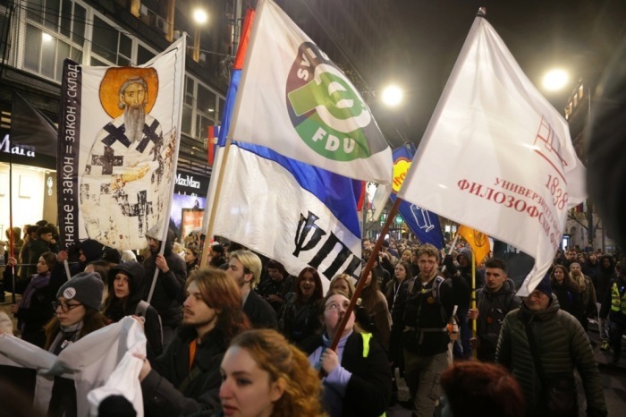Studierende ziehen bei einer Demonstration durch Belgrad und fordern Bildungsreformen sowie vorgezogene Wahlen. Foto: epa/Andrej Cukic