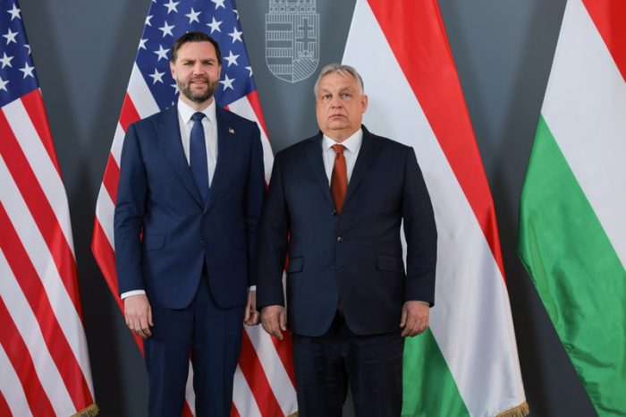 JD Vance trifft Viktor Orban vor der Parlamentswahl in Ungarn und setzt mit seinem Besuch ein politisches Signal im Wahlkampf, gut sichtbar. Foto: dpa/Jonathan Ernst/pool