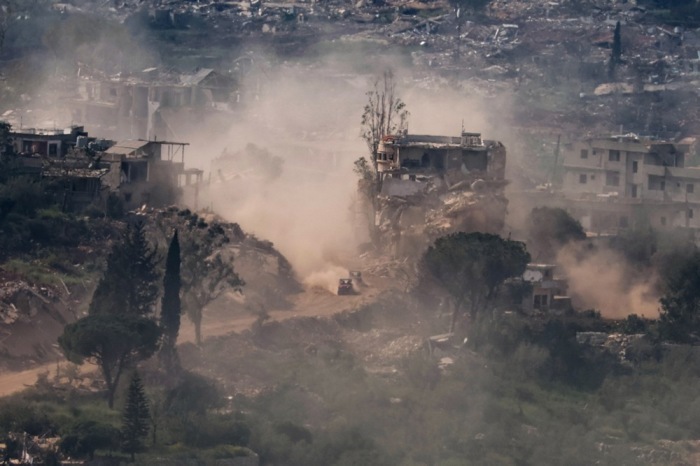 Israels Militärfahrzeuge operieren trotz fragiler Waffenruhe nahe der libanesischen Grenze. Spannungen mit Hisbollah halten an. Foto: EPA/Atef Safadi