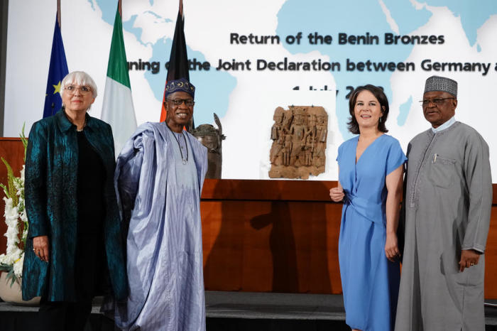 Der deutsche Außenminister Baerbock unterzeichnet eine Absichtserklärung über die Rückgabe der Bronzen aus Benin. Foto: epa/Clemens Bilan