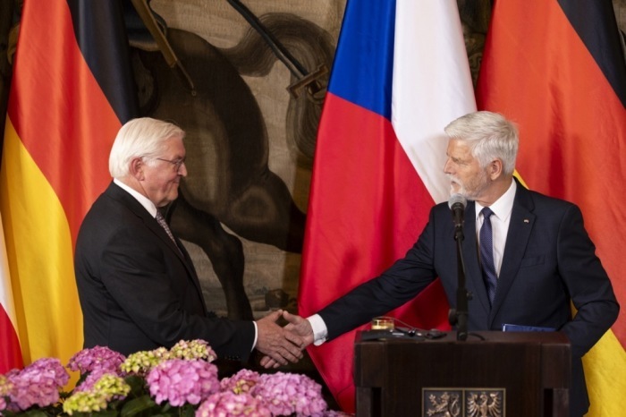Der Bundespräsident Frank-Walter Steinmeier (L) schüttelt dem tschechischen Präsidenten Petr Pavel (R) in Prag die Hand. Foto: epa/Michal Turek