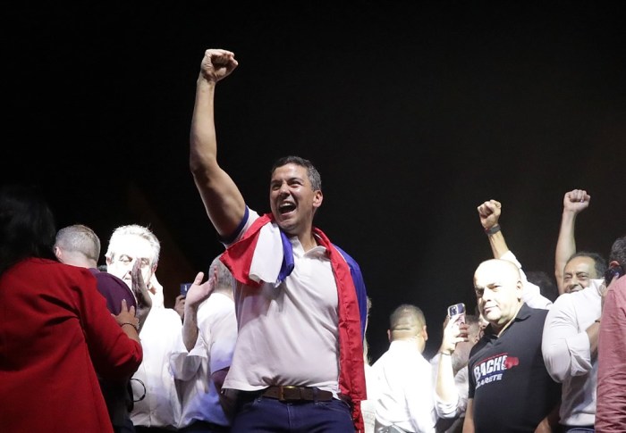 Der gewählte Präsident der Colorado-Partei, Santiago Pena (C), feiert nach seinem Sieg in seiner Wahlkampfzentrale in Asuncio. Foto: EPA-EFE/Raul Martinez