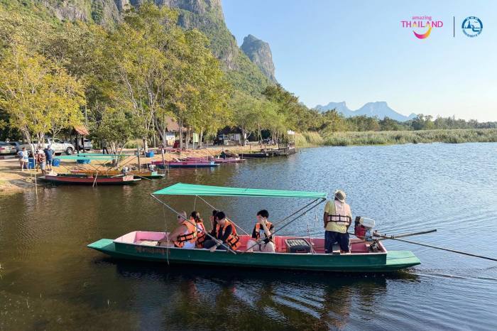 Ein kleines Boot gleitet durch die ruhige Seenlandschaft des Bueng-Bua-Naturzentrums in der Provinz Prachuap Khiri Khan. Fotos: Tourism Authority of Thailand