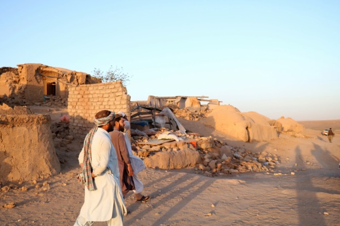 Von einem Erdbeben betroffene Menschen warten in Herat auf Hilfe. Foto: EPA-EFE/Stringer