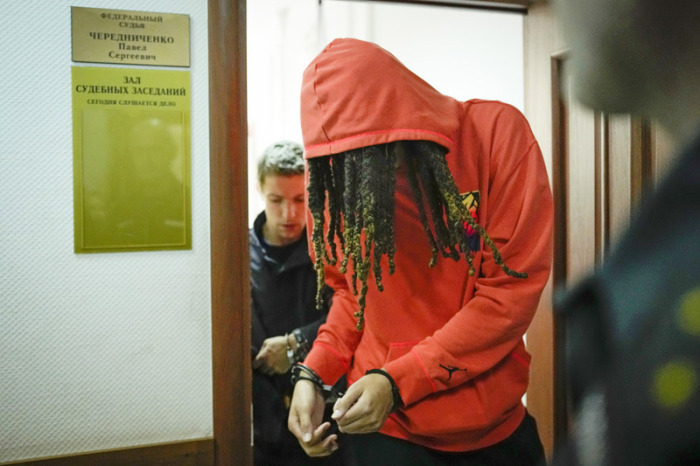 Brittney Griner, Basketballspielerin von Phoenix Mercury, verlässt nach einer Anhörung einen Gerichtssaal in Chimki vor den Toren Moskaus. Foto: Alexander Zemlianichenko
